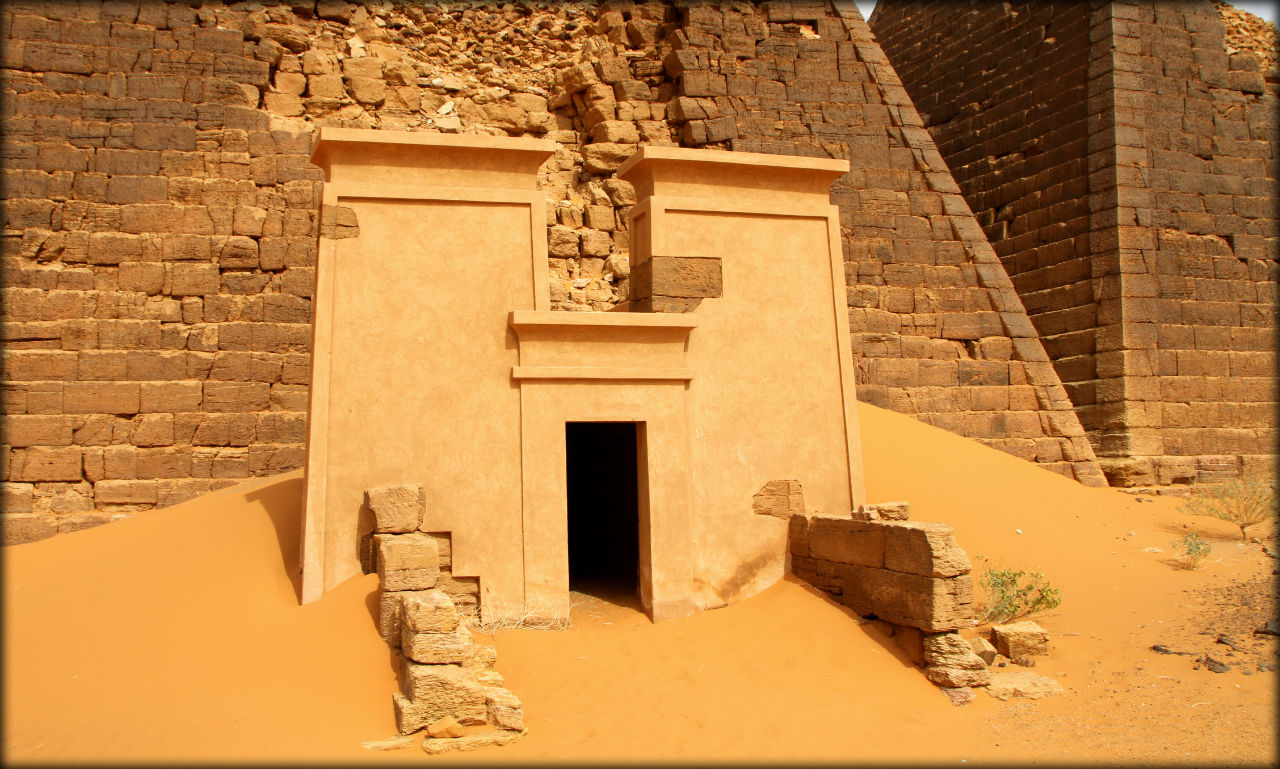 Портал в другой мир или детали пирамид Мероэ Мероэ (древний город, пирамиды), Судан