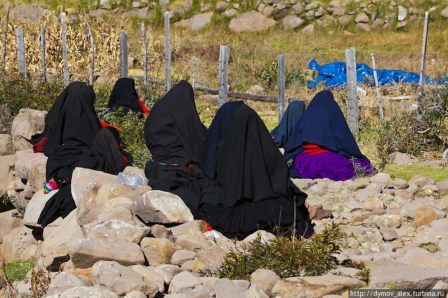 Женщины в национальных одеждах. Лиц они не прячут от туристов, просто сидели спиной ко мне Остров Такуили, Перу