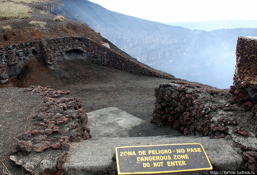 На краю кратера Сантьяго вулкана Масайя Гранада, Никарагуа