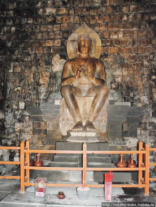 Мендут: голый Будда на троне Боробудур, Индонезия