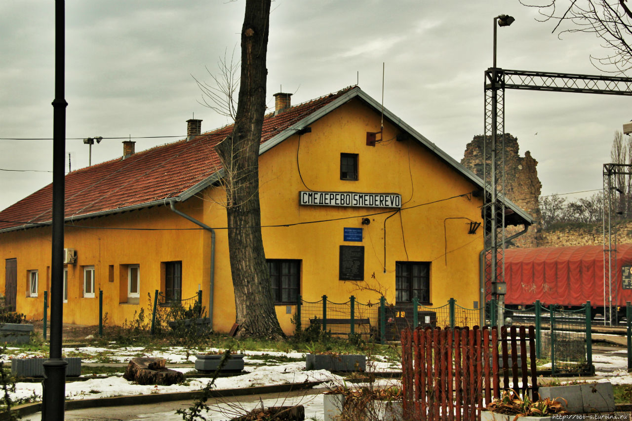 Поездом тоже можно добраться сюда из Белграда, но это будет гораздо дольше Смедерево, Сербия