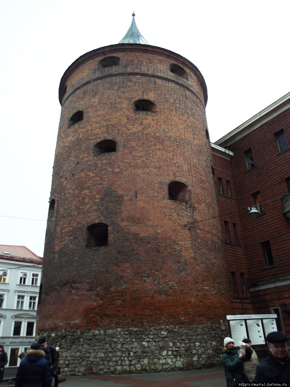 Пороховая башня — единственная из 28 крепостных башен уцелела до наших дней. Рига, Латвия