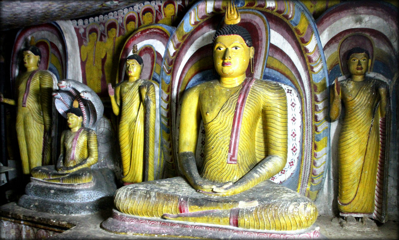 Золотые Будды и обезьяны пещерного храма Дамбулла Дамбулла, Шри-Ланка