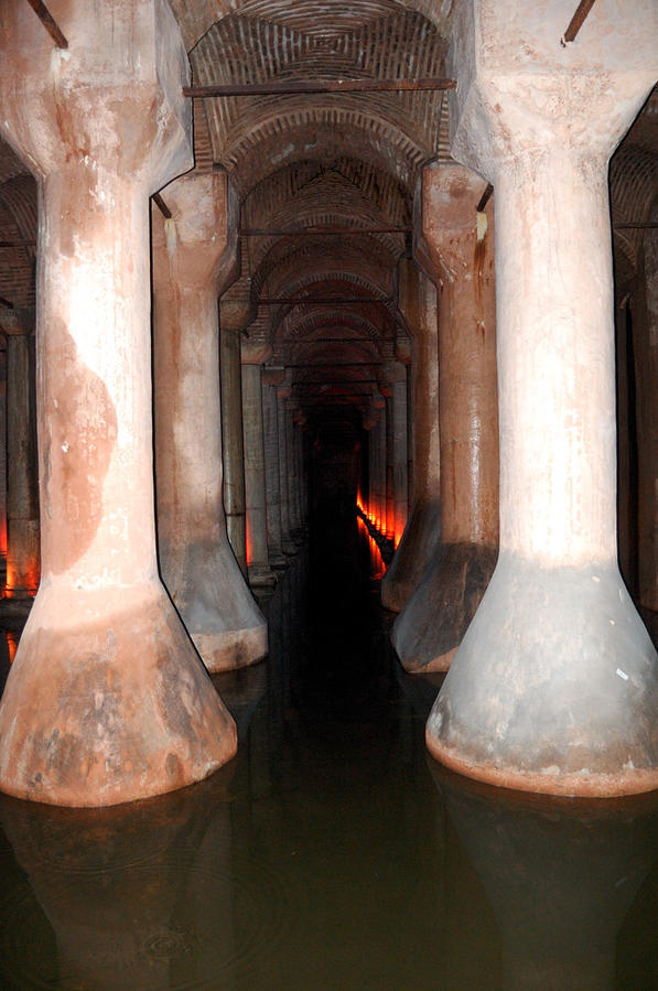 В подземном водохранилище Базилика Цистерна Стамбул, Турция