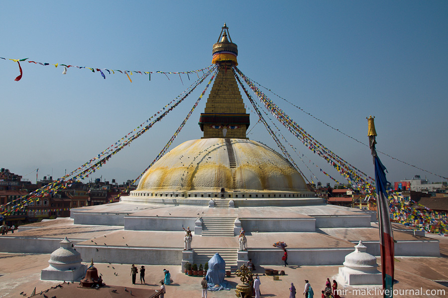 Самая главная достопримечательность Катманду – ступа Боднатх. Построена она была еще в шестом веке нашей эры, на пути из Тибета в Индию. Сюда совершают паломничество монахи из буддистских монастырей, приходят помолиться местные жители, ну и конечно туристы, прилетающие в Катманду, спешат сюда, чтобы поскорее увидеть это завораживающие сооружение. Катманду, Непал