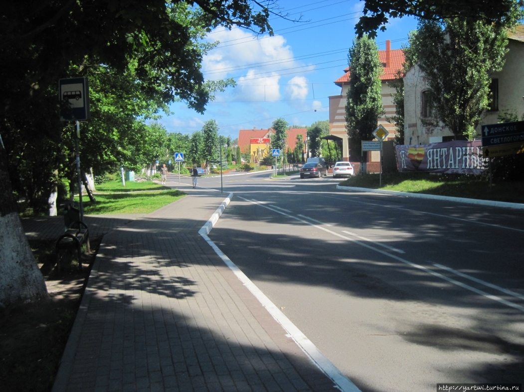 Первая остановка которую мы сделали расположена на центральной улице недалеко от янтарного комбината и музея — Янтарного Замка. Янтарный, Россия