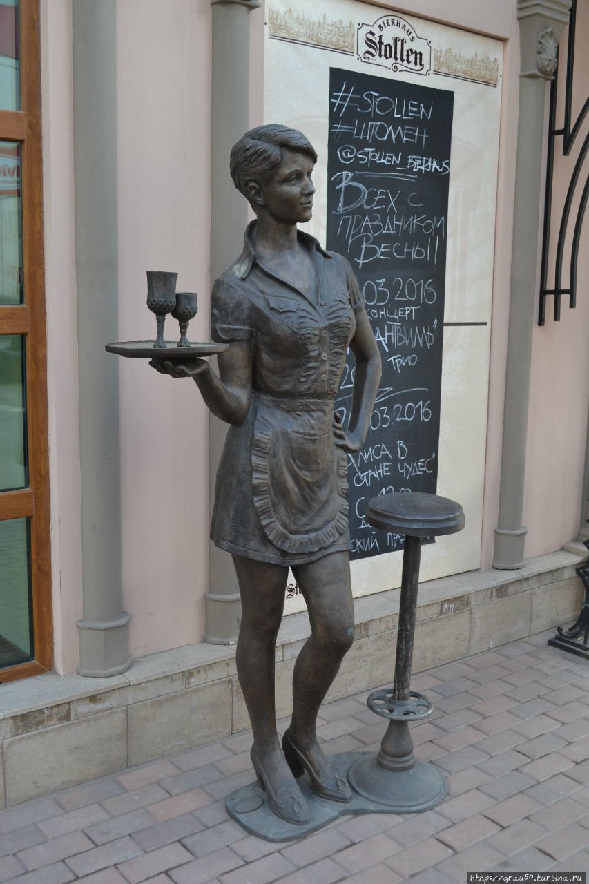 Памятник официантке Энгельс, Россия
