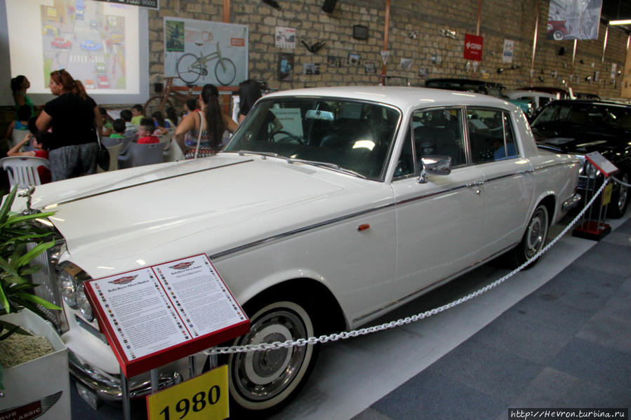 Роллс-Ройс Сильвер Шэдоу. Этот автомобиль класса люкс выпускался в Великобритании с 1965 года. Эта модель была выпущена в наибольшем количестве, чем какая либо другая модель Роллс-Ройса. Лимассол, Кипр