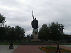 Памятник Илье-Муромцу, снимался против солнца, поэтому остался в тени.