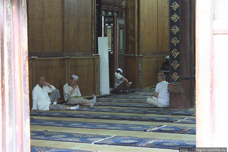 Внутри мечети прохладно и комфортно, но пускают туда только мусульман в тюбитейках Сиань, Китай