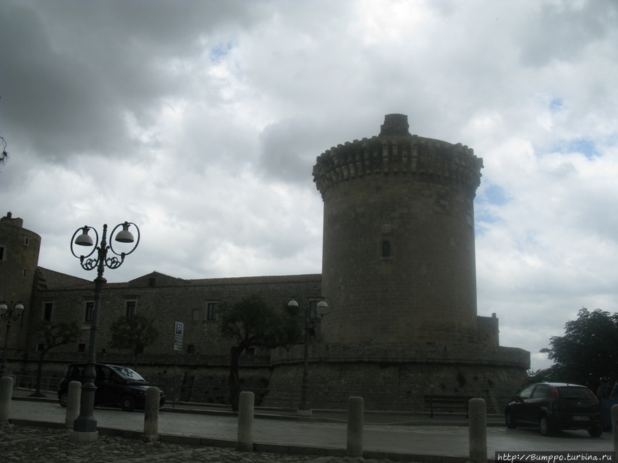 Башня замка Венозы Веноза, Италия
