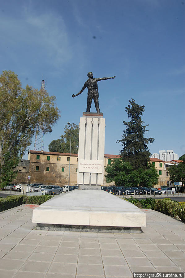 Памятник Маркосу Дракосу Никосия, Кипр