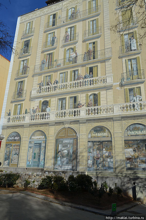 Фасад здания иногда можно просто нарисовать. Барселона, Испания