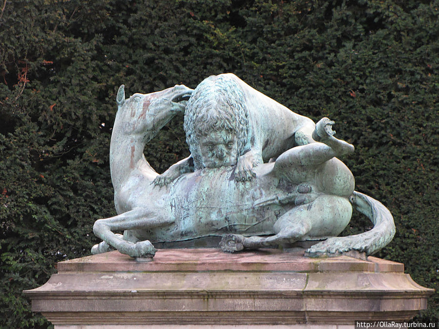 Самая старинная скульптура в саду – Лошадь и Лев (1625 г.). Лев плачет над тушей лошади, которую он сам же и сразил. Тема борьбы света и тьмы. Копенгаген, Дания