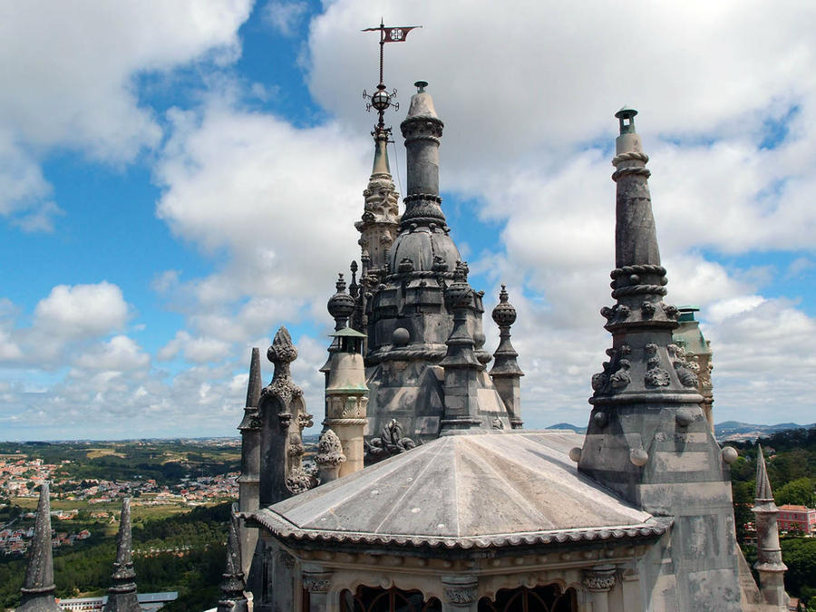 Вид на крышу дворца Синтра, Португалия