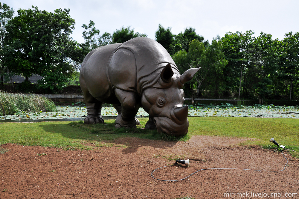 Также гостей встречают огромные фигуры животных. Правда, меня терзают смутные сомнения, насчет того, что на Бали водятся носороги… ну да ладно. Бали, Индонезия