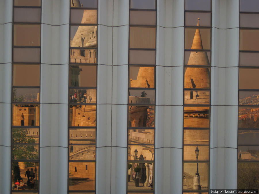 Отражение Рыбацкого бастиона в здании напротив Будапешт, Венгрия
