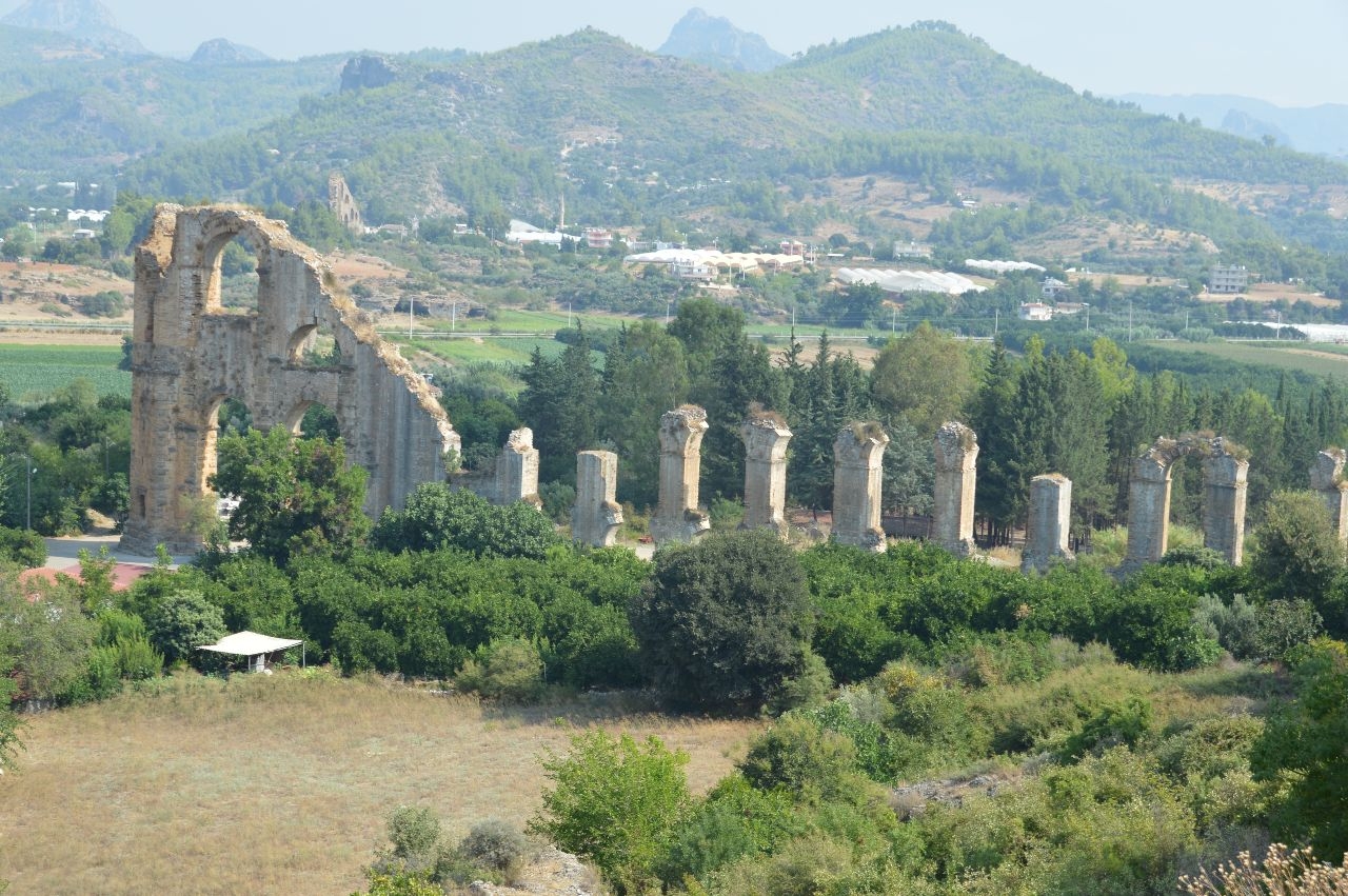 Римский акведук. Анталия, Турция