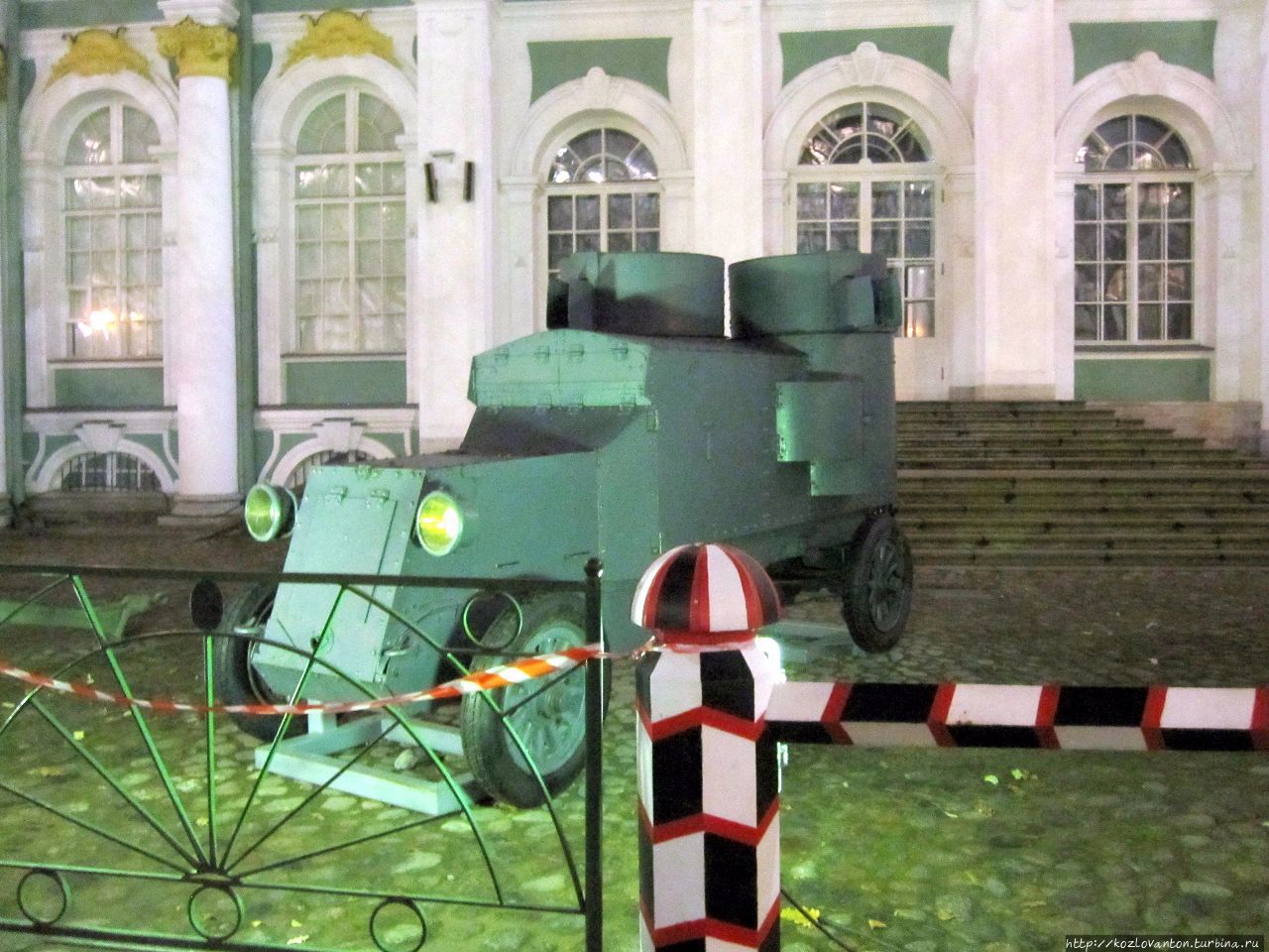 Уже и Ленинский броневичок стоит во дворе Зимнего. Санкт-Петербург, Россия