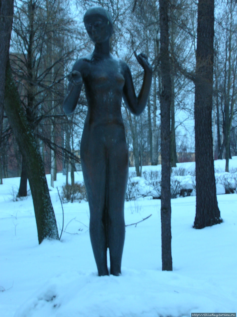 В парке зимой. Скульптура Юность (конец 70-х ХХв). Петрозаводск, Россия