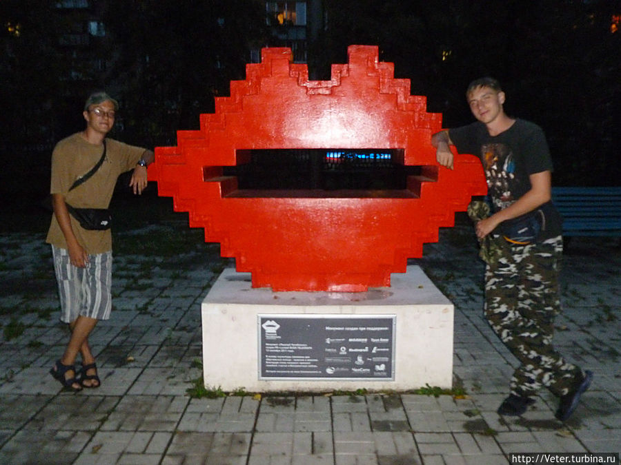 Мы тоже встречали очень неординарные скульптуры, наподобие памятника губам. Челябинск, Россия