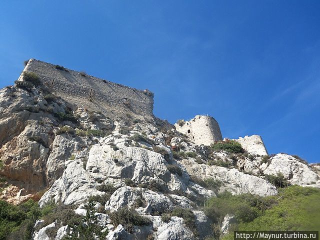 Из-  за высоты скалы ( 630 м. над уровнем моря ) и небольших размеров , крепость как бы висит в воздухе. Давлос, Турецкая Республика Северного Кипра