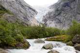 13. Норвежская природа во всей своей красе — ледник, горная речка, горы, камни, деревья. Меня не покидает ощущение, что у горы справа есть глаз. Гора смотрит куда-то вдаль спокойным взглядом мудрого, 
 много повидавшего человека.
