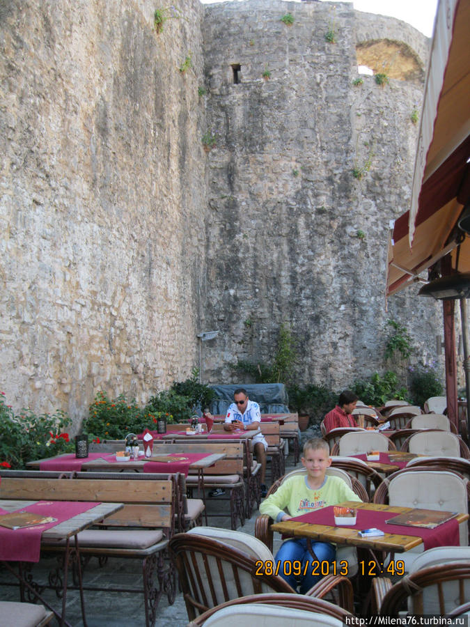 Ресторан Моцарт у крепостной стены Старого города. Будва, Черногория