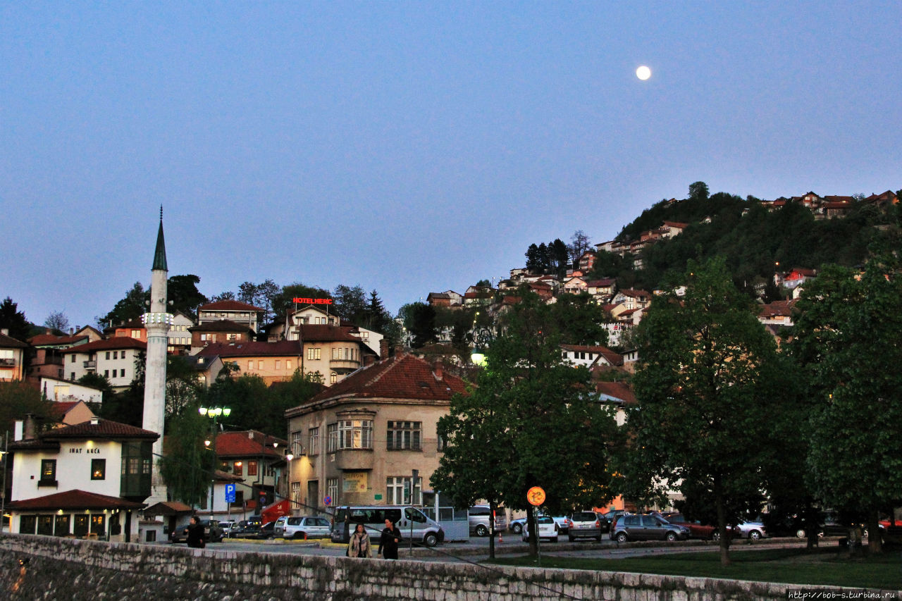 вечер в Сараево довольно таки приятный и тёплый во второй половине апреля.
....а ровно через неделю завалило снегом....