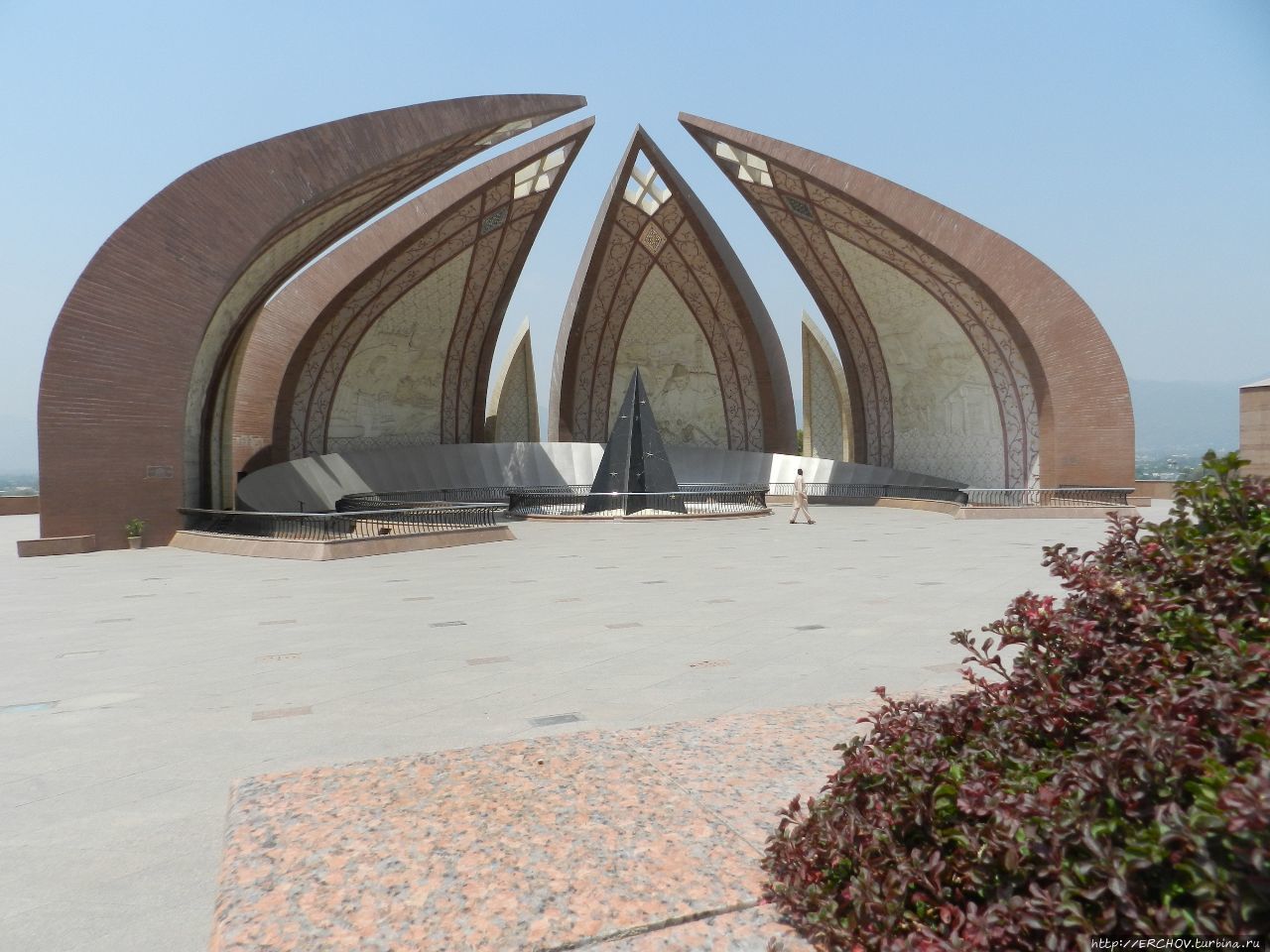 Пакистан. Ч — 13. Беназир Бхутто и Пакистанский Монумент Исламабад, Пакистан