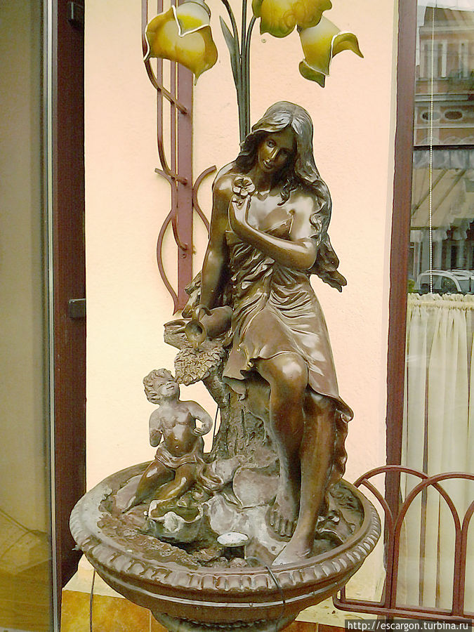 ... и только некоторые жители все еще остаются на улицах этого города в любую погоду... ... и только некоторые жители все еще остаются на улицах этого города в любую погоду...