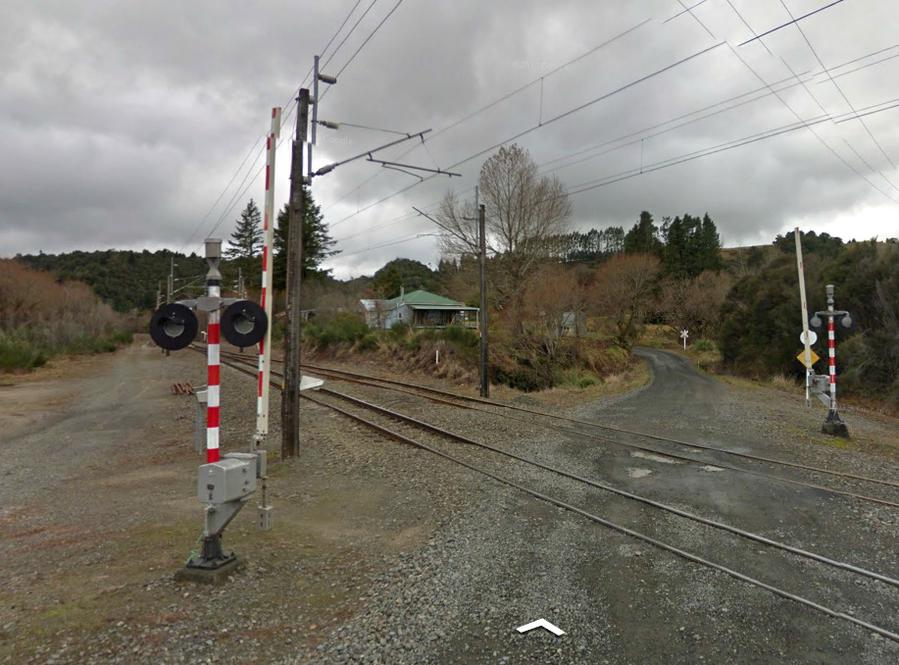 На ж/д переезде вблизи спирали Рауриму. Обратите внимание, какая узкая колея в Новой Зеландии.
