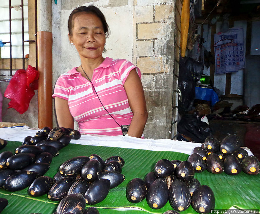 Это плод канариума филиппинского, ядро которого получило название орех пили. Оболочка у плода темная и достаточно мягкая, и  может употребляться в пищу в вареном виде Булусан, Филиппины