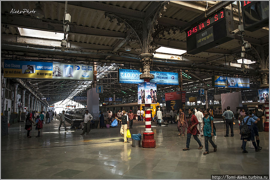 Поэтому пощелкал лишь у входа в вокзал. Хотя уверен — там внутри много интересных деталей...
* Мумбаи, Индия
