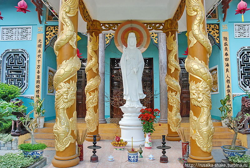 Буддистский храм со старушкой Нячанг, Вьетнам