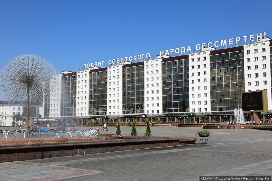 Дом на Площади Победы, самой большой площади Белоруссии и одной из крупнейших в Европе. Витебск, Беларусь