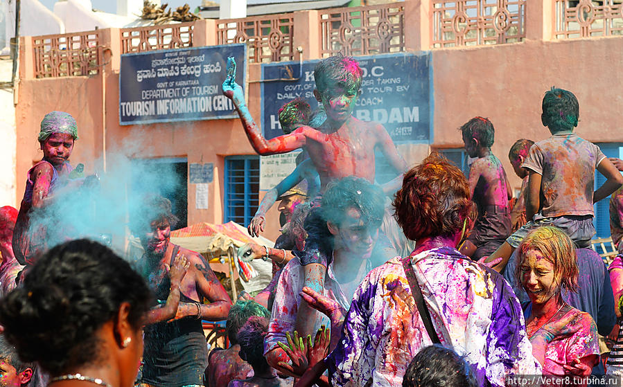 Холи — искренний праздник Хампи, Индия