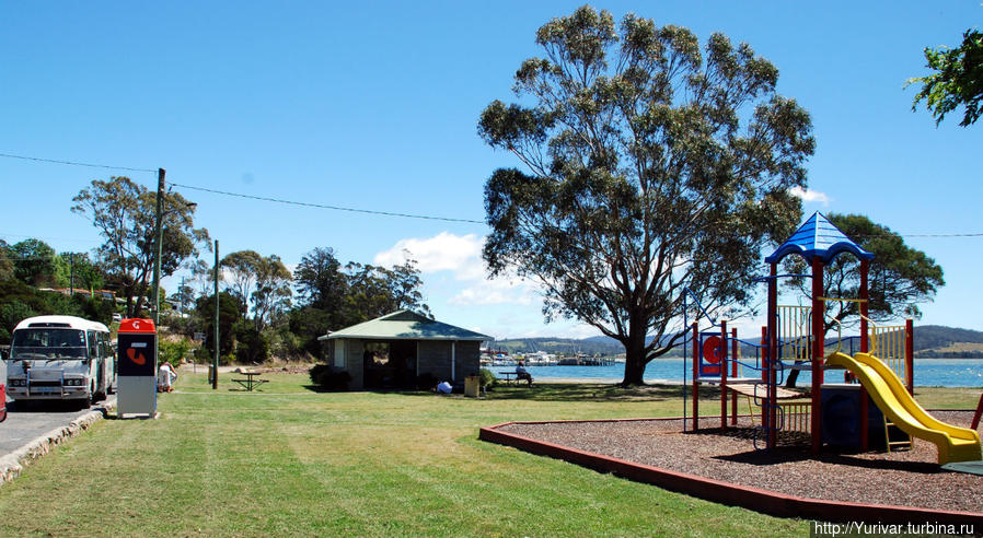Стоянка для автотуристов. Здесь туалет, кухня, вода, игровая площадке для детей и пляж Штат Тасмания, Австралия