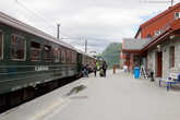 10. Приехали на станцию Мюрдаль (Myrdal), где покинули поезд. Здесь мы перешли на другую платформу и сели на обыкновенную электричку, чтобы доехать до города Восса, где нас ждал автобус. Путь по Фломской железной дороге занял примерно час времени. А на поезд кто-то садится. Странно, мне казалось, что туристический поезд уже прибыл на свою конечную станцию. Может, мы могли бы и дальше на нём ехать?