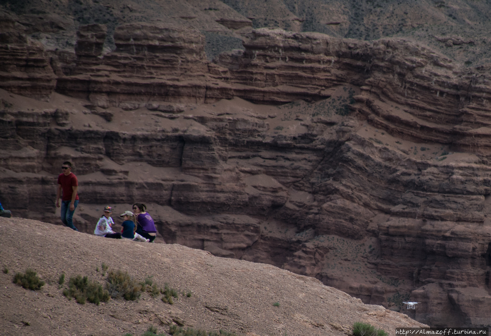 Красные скалы и красные девицы Чарына Чарынский Каньон Национальный Парк, Казахстан