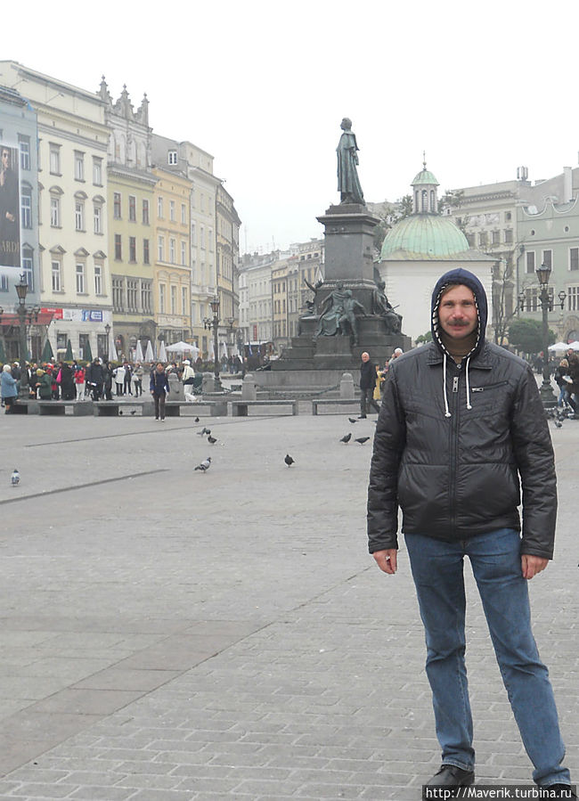 Рыночная площадь. На дальнем плане костёл Св. Войчеха и памятник знаменитому польскому поэту Адаму Мицкевичу. Рыночная площадь. На дальнем плане костёл Св. Войчеха и памятник знаменитому польскому поэту Адаму Мицкевичу.