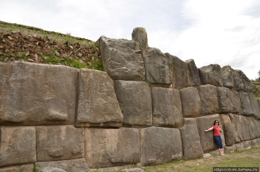 Громадные стены крепости Саскайхуаман, стоящей а защите города Куско Перу