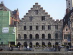 Самое старое здание на Набережной Граслей в Генте. Фото из интернета
