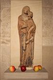Статуя Девы Марии в хоре с яблоками (из Интернета)