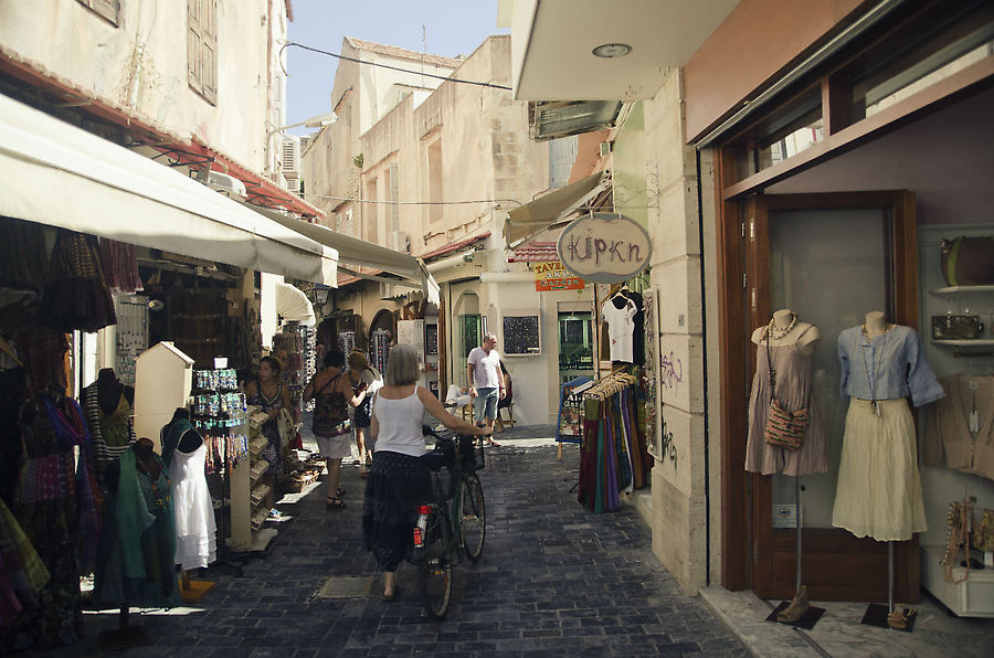 Бесконечные магазины с товарами сомнительного качества. Остров Крит, Греция