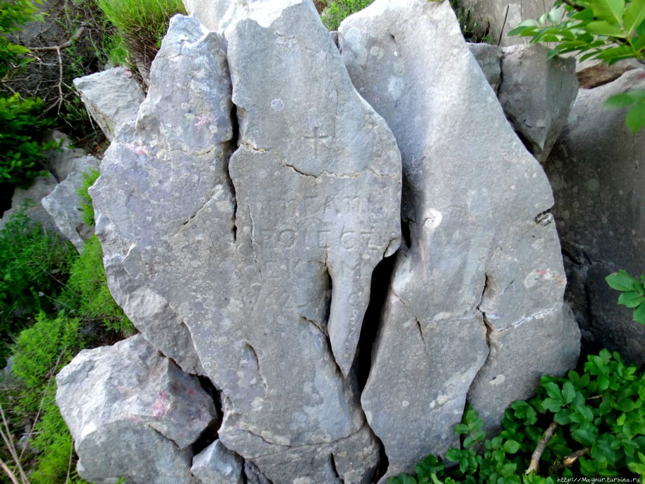 Придорожный камень с надписью. О чем надпись, узнать не удалось. Будва, Черногория