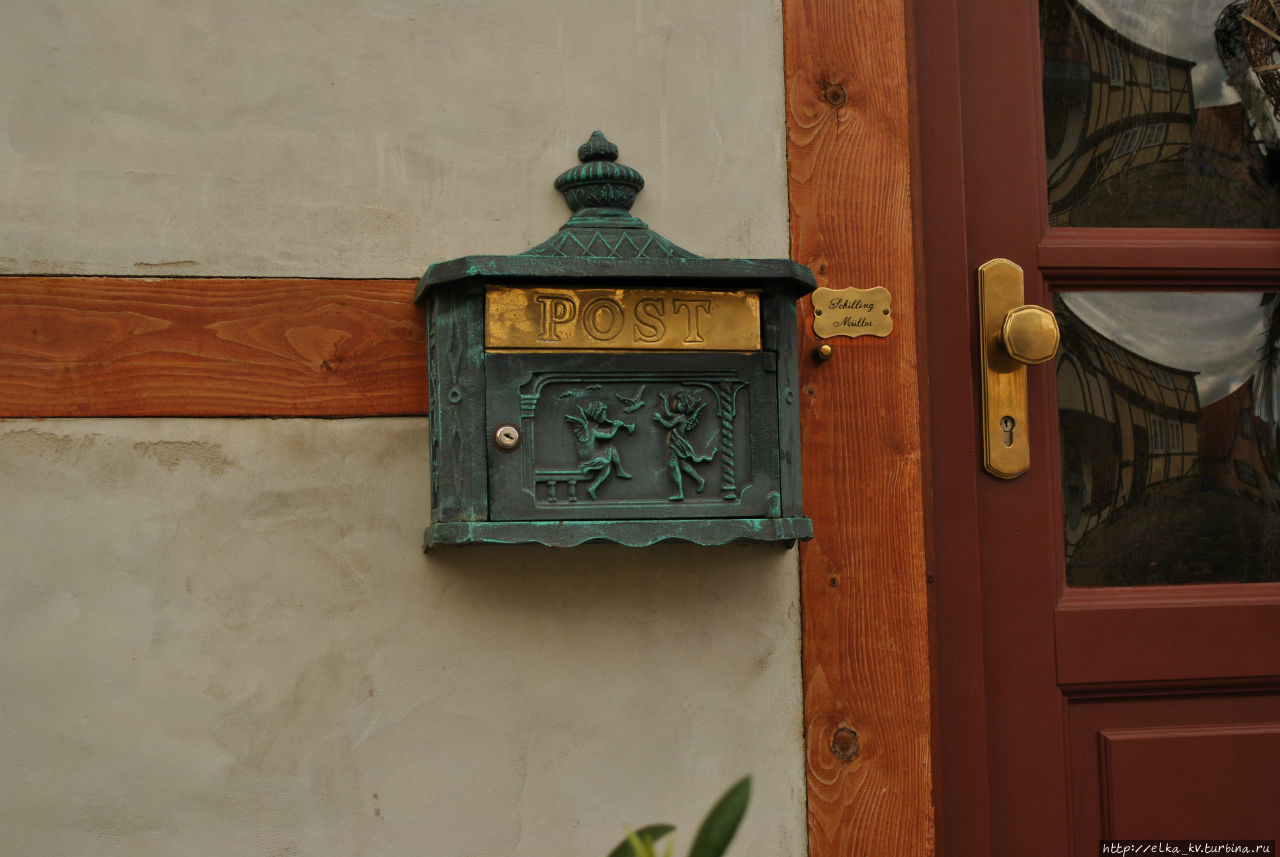 Почтовый ящик на одном из домов Кведлинбург, Германия