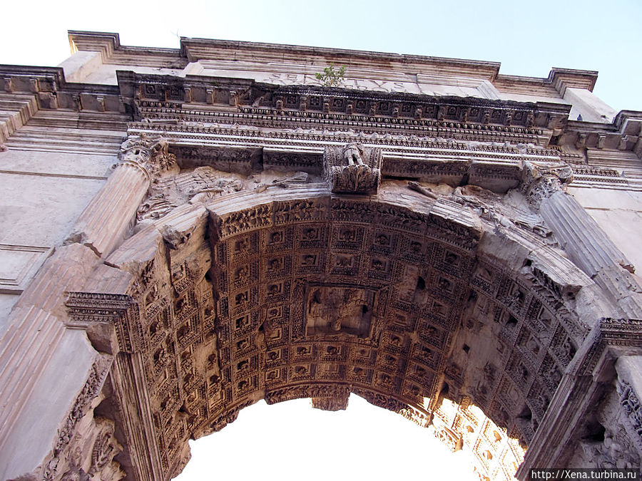 Рамка императора Константина которую он построил из мрамора, сворованного с другой арки. как-то так Рим, Италия