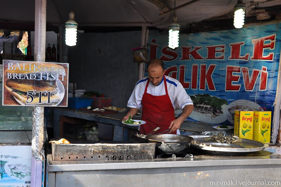 Прямо на рынке есть несколько небольших кафе, где подают самую что ни на есть свежайшую рыбу, конечно же, предварительно ее приготовив. Стамбул, Турция