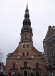 Церковь святого Петра — самая древняя и наиболее высокая постройка Риги. Расположенный в историческом центре храм датируется 1209 годом. Башня его устремлена в небо на 123,5 метра. Высота шпиля, украшенного традиционным петушком, составляет 64,5 метра.